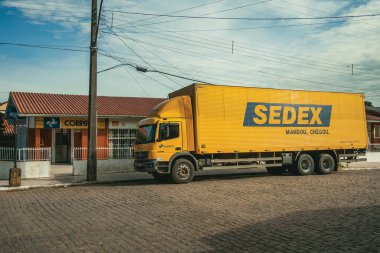 Sedex teslimat kamyonu postanenin önünde.