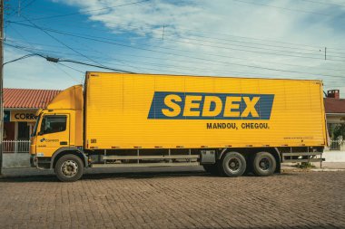 Sedex teslimat kamyonu postanenin önünde.