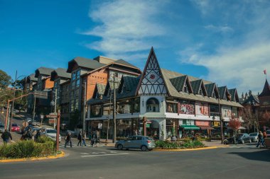 Gramado 'nun ana caddesindeki binalar ve insanlar.
