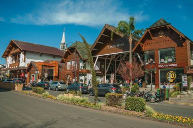 Gramado 'nun ana caddesindeki binalar ve insanlar.