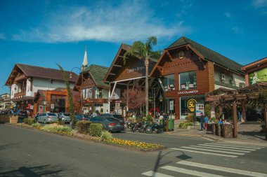Gramado 'nun ana caddesindeki binalar ve insanlar.