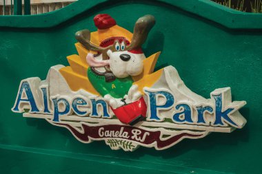 Duvardaki renkli Alpen Park logosu