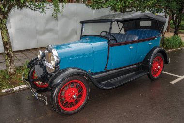 Antika Ford 1929 Yağmurlu bir günde