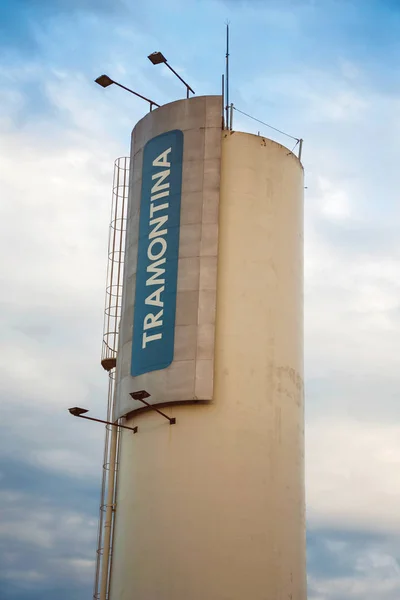 Firme en el tanque de la torre de agua en el edificio Tramontina — Foto de Stock