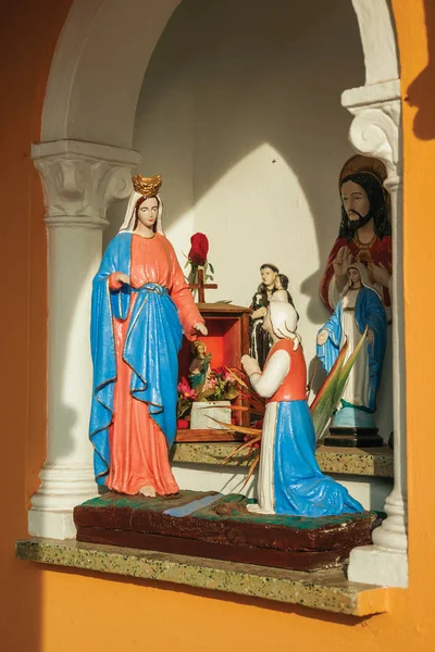 Estatuetas da Virgem Maria e santos em um santuário — Fotografia de Stock