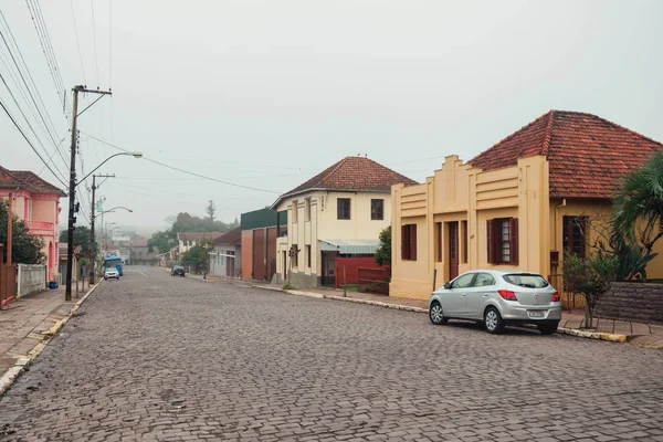 雾蒙蒙的街道上有房子和汽车 — 图库照片