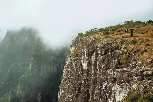 福塔莱萨峡谷陡峭岩石悬崖上的人们 — 图库照片