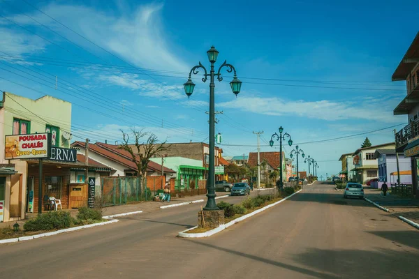 Pôles de lumière et maisons dans l'avenue de Cambara do Sul — Photo