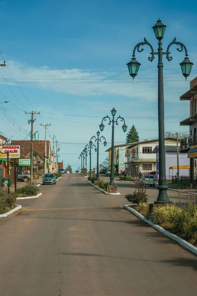 Pôles de lumière et maisons dans l'avenue de Cambara do Sul — Photo