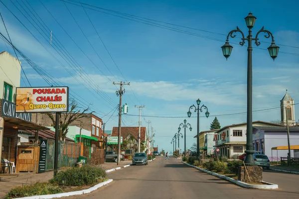 Pôles de lumière et maisons dans l'avenue de Cambara do Sul — Photo