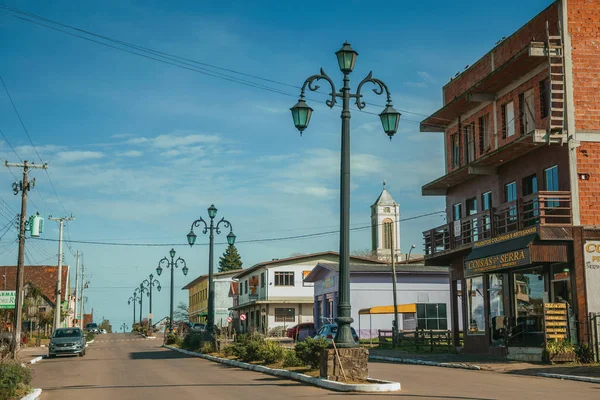 Pôles de lumière et maisons dans l'avenue de Cambara do Sul — Photo