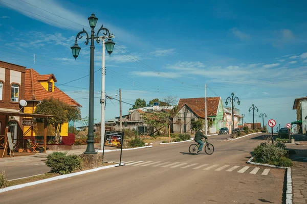 Pôles de lumière et maisons dans l'avenue de Cambara do Sul — Photo