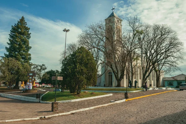 Zahradní náměstí a kostel v Cambaře do Sul — Stock fotografie