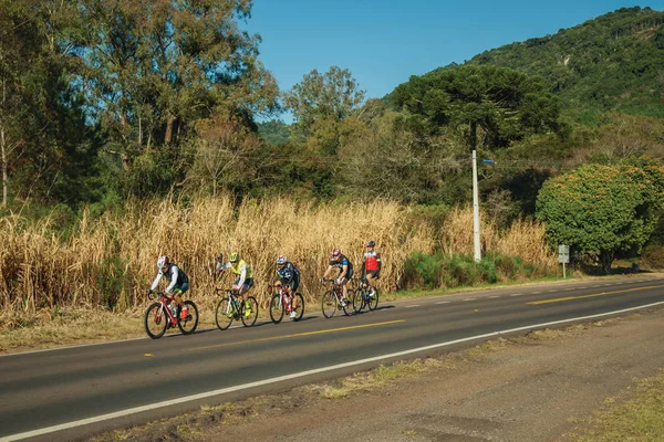 Formação de ciclistas em estrada de campo — Fotografia de Stock
