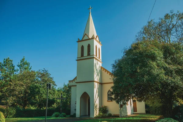 Μικρή εκκλησία και καμπαναριό — Φωτογραφία Αρχείου