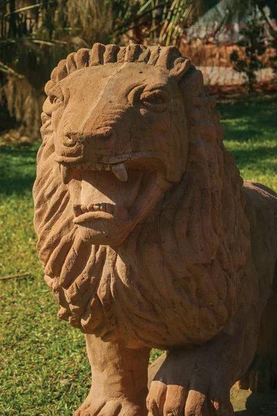 Zandsteen sculpturen van een leeuw — Stockfoto