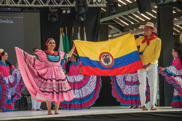 Kolumbianische Volkstänzer mit ihrer Nationalflagge — Stockfoto