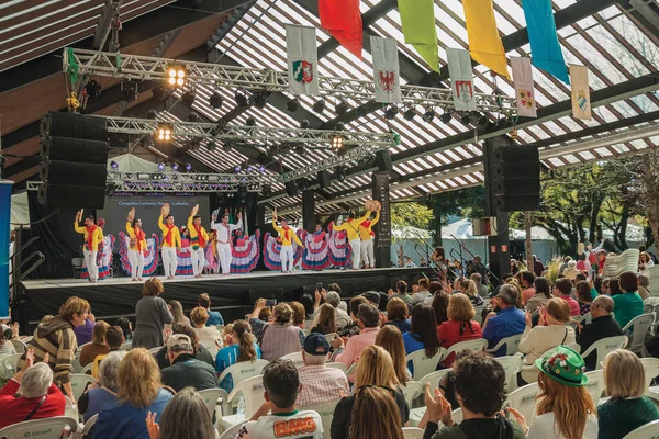 Bailarines folclóricos colombianos realizando un baile típico — Foto de Stock