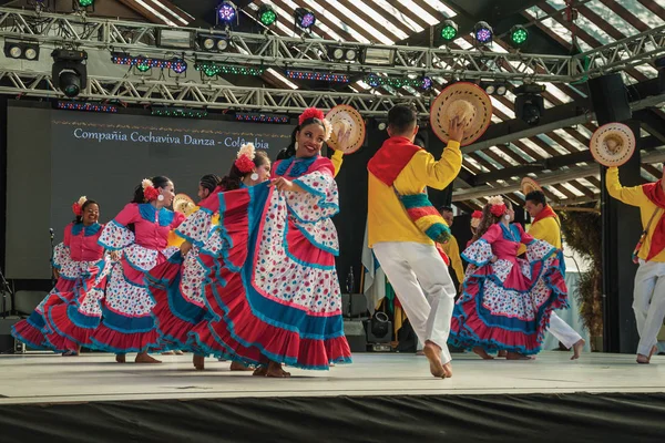 Colombianska folkdansare som utför en typisk dans — Stockfoto