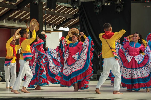 Kolumbijscy tancerze ludowi wykonujący typowy taniec — Zdjęcie stockowe