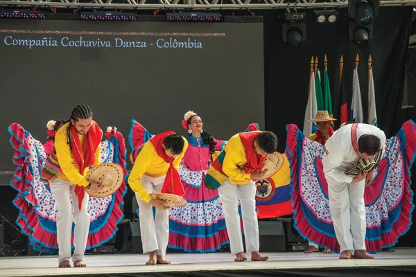 Kolumbianische Volkstänzer führen einen typischen Tanz auf — Stockfoto