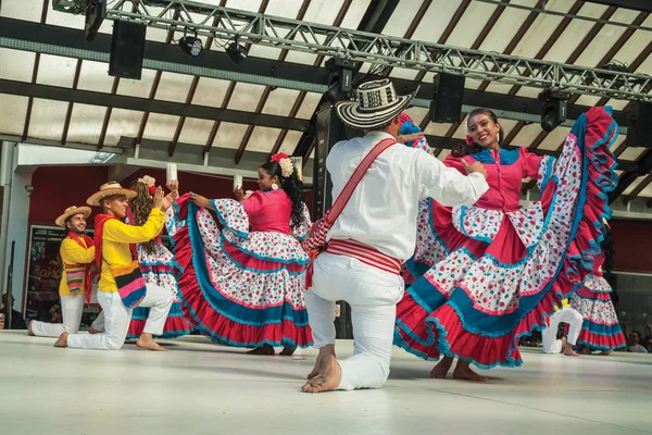 Colombianska folkdansare som utför en typisk dans — Stockfoto