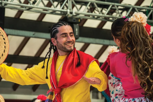 Colombianska folkdansare som utför en typisk dans — Stockfoto