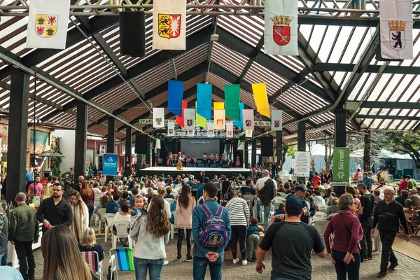 Gente del público y el escenario — Foto de Stock