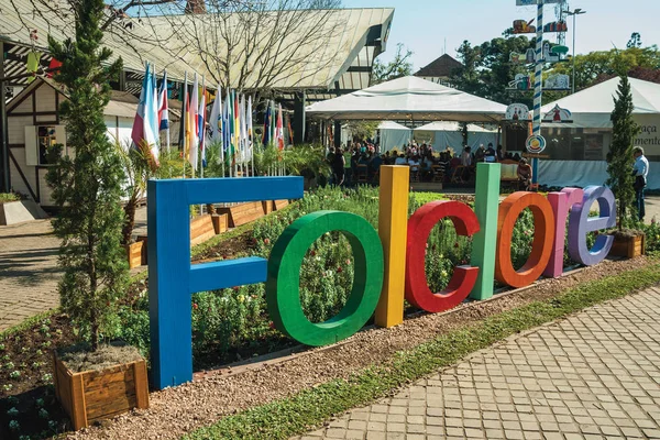 Signo colorido con la palabra folklore en un jardín — Foto de Stock