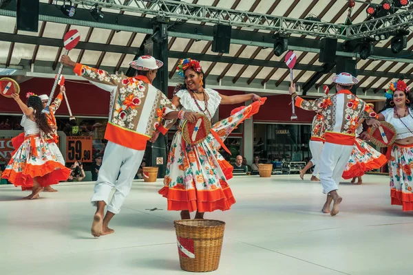 Brasilianska folkdansare som utför en typisk dans — Stockfoto
