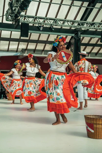 Brasilianische Volkstänzer führen einen typischen Tanz auf — Stockfoto