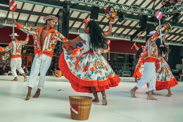 Brasilianska folkdansare som utför en typisk dans — Stockfoto