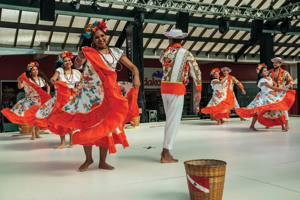 Brasilianska folkdansare som utför en typisk dans — Stockfoto