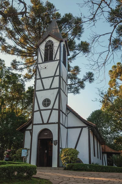 Kirche mit Glockenturm im traditionellen Stil — Stockfoto