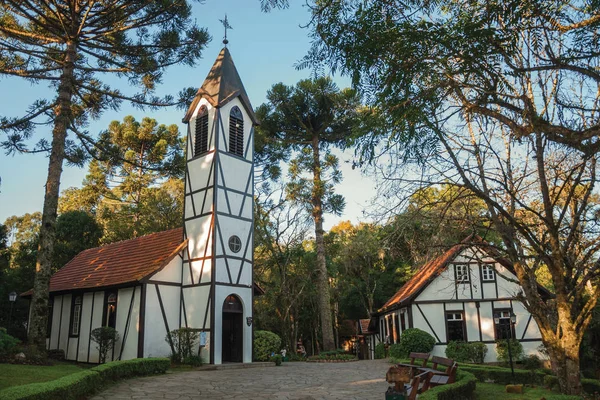 Eglise avec clocher et maison dans un parc en bois — Photo