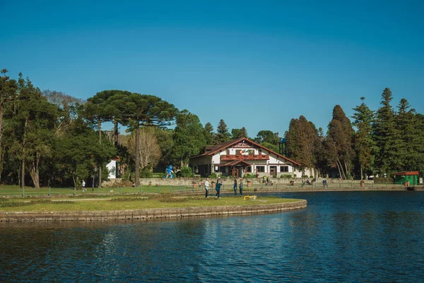 Skogspark med sjö och lantligt hus i Gramado — Stockfoto