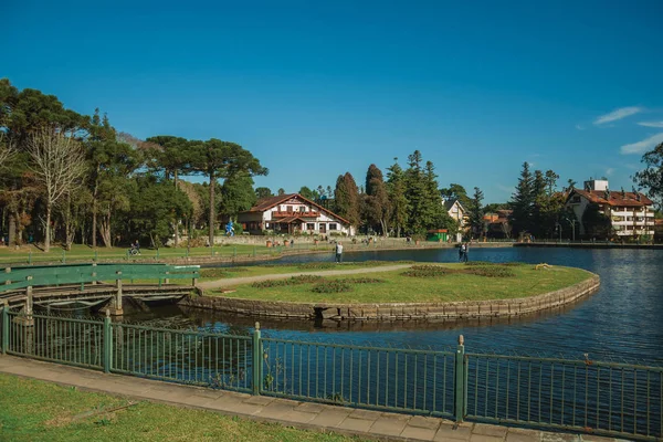 Bosrijk park met meer en rustiek huis in Gramado — Stockfoto