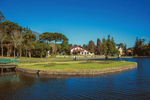 Parque arbolado con lago y casa rústica en Gramado — Foto de Stock