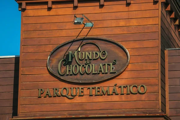 Signo de madera de Chocolate World tienda en Gramado — Foto de Stock