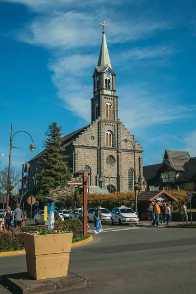 Fachada de iglesia y gente en una calle de Gramado —  Fotos de Stock