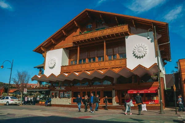 Festivales Fachada del Palacio en una calle de Gramado — Foto de Stock