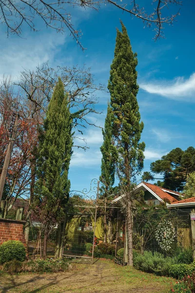Ingresso con rigoglioso giardino e cancello di ferro a Gramado — Foto Stock