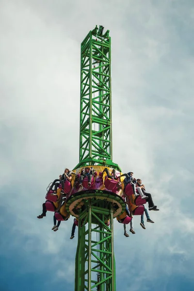 Les gens s'amusent sur le parc d'attractions — Photo