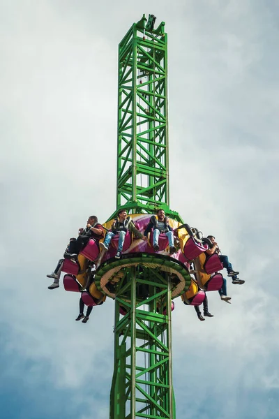 Les gens s'amusent sur le parc d'attractions — Photo