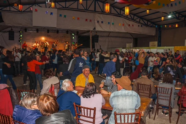 Pessoas se divertindo no festival folclórico em Canela — Fotografia de Stock