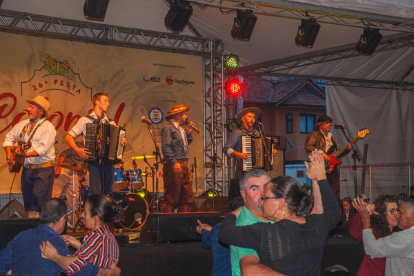 Pessoas dançando e músicos em festival folclórico — Fotografia de Stock