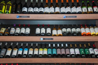 Sao Paulo, Brezilya, 10 Ağustos 2019. Sao Paulo 'daki bir şarap dükkanının raflarında satılık birkaç şişe şarap sergilendi. Devasa şehir, kültürel ve ticari mesleğiyle ünlü..