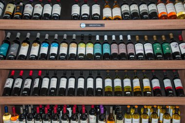 Sao Paulo, Brezilya, 10 Ağustos 2019. Sao Paulo 'daki bir şarap dükkanının raflarında satılık birkaç şişe şarap sergilendi. Devasa şehir, kültürel ve ticari mesleğiyle ünlü..