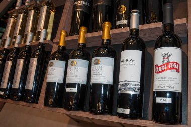 Sao Paulo, Brezilya, 10 Ağustos 2019. Sao Paulo 'daki bir şarap dükkanının raflarında satılık birkaç şişe şarap sergilendi. Devasa şehir, kültürel ve ticari mesleğiyle ünlü..