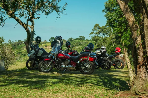 Pardinho Βραζιλία Ιουνίου 2019 Αρκετές Σταθμευμένες Μοτοσικλέτες Κάτω Από Σκιά — Φωτογραφία Αρχείου
